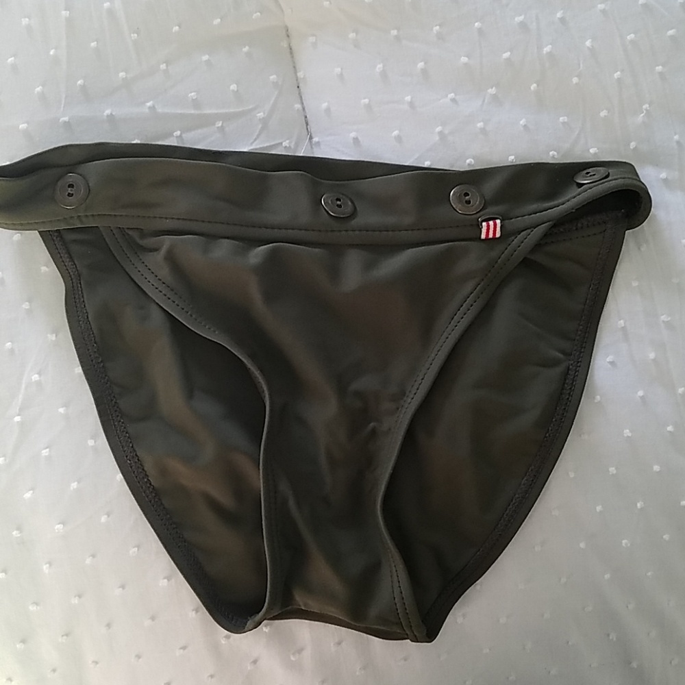 Bikini - Picture 2 of 6